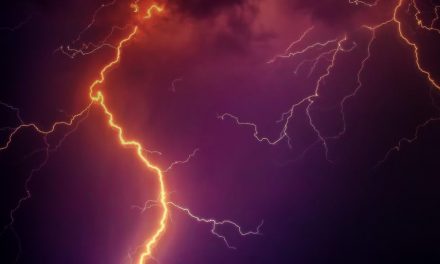 Jak zachować się w czasie burzy i o czym pamiętać by przetrwać nawałnicę z piorunami