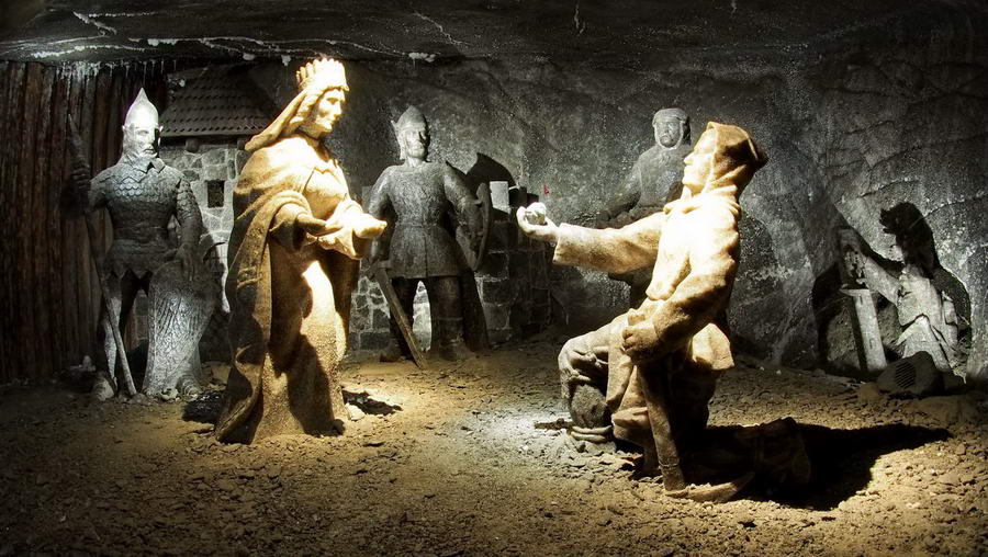 Kopalnia soli w Wieliczce i rzeźby wykonane z soli.