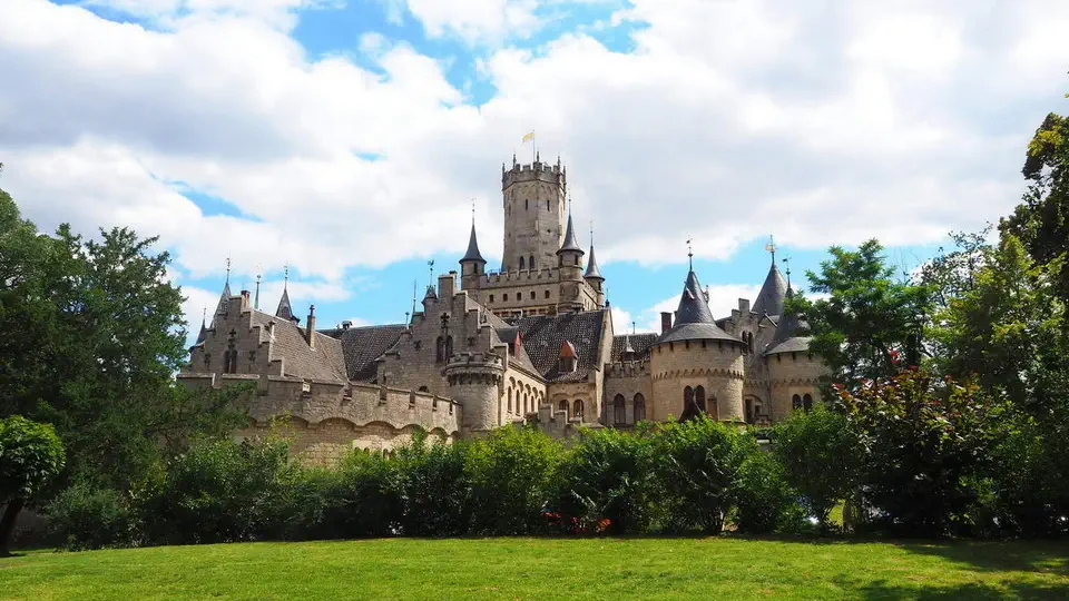 Zamek Marienburg w Dolnej Saksonii.