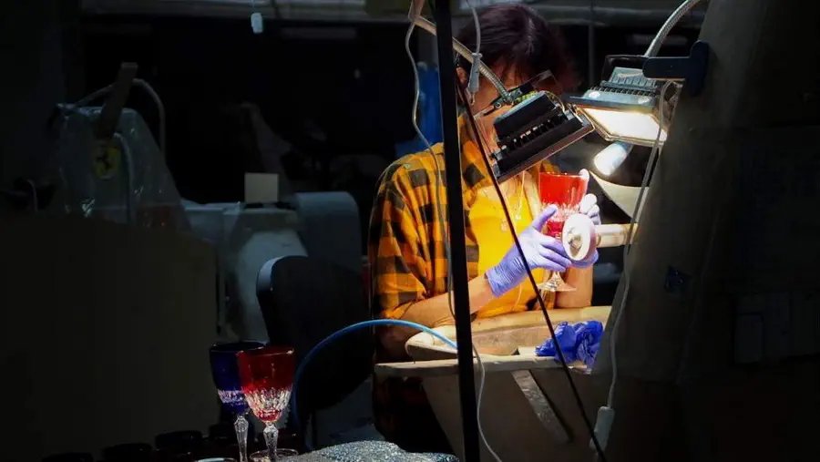 Ręczne szlifowanie szkła w Hucie Szkła Julia w Piechowicach