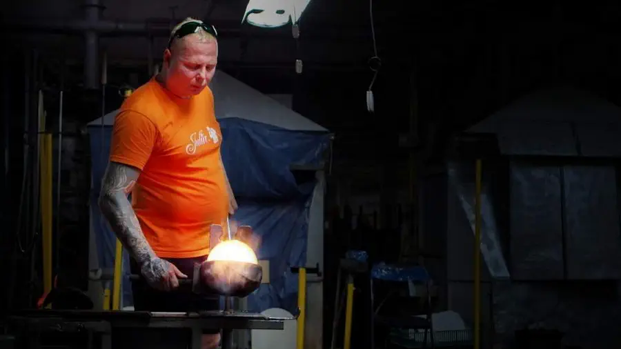 Dmuchacz szkła z Huty Szkła Kryształowego Julia w Piechowicach