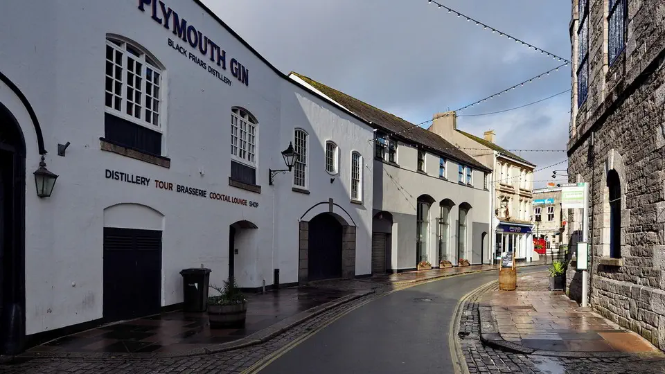 Plymouth Gin i zabytkowo ulica Southside Street w Plymouth. 