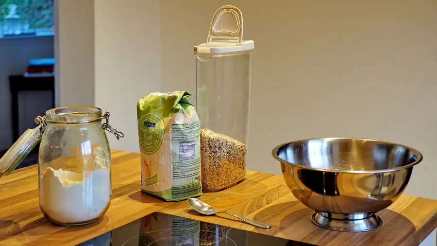 Produkty potrzebne do pieczenia chleba.