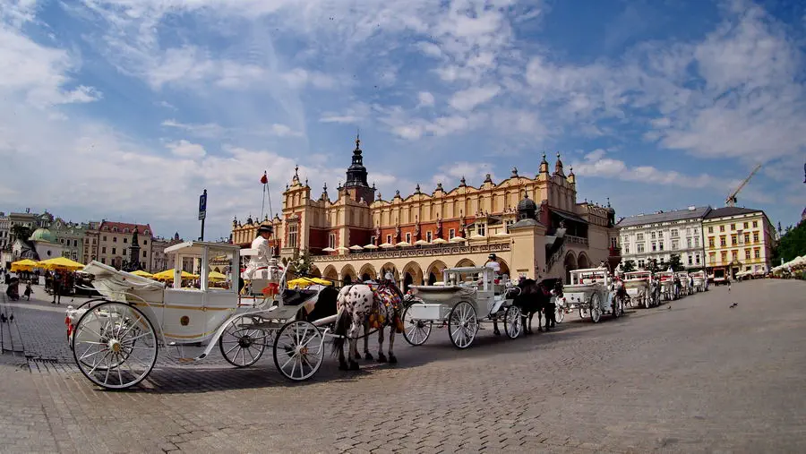 Sukiennice w Krakowie i dorożka