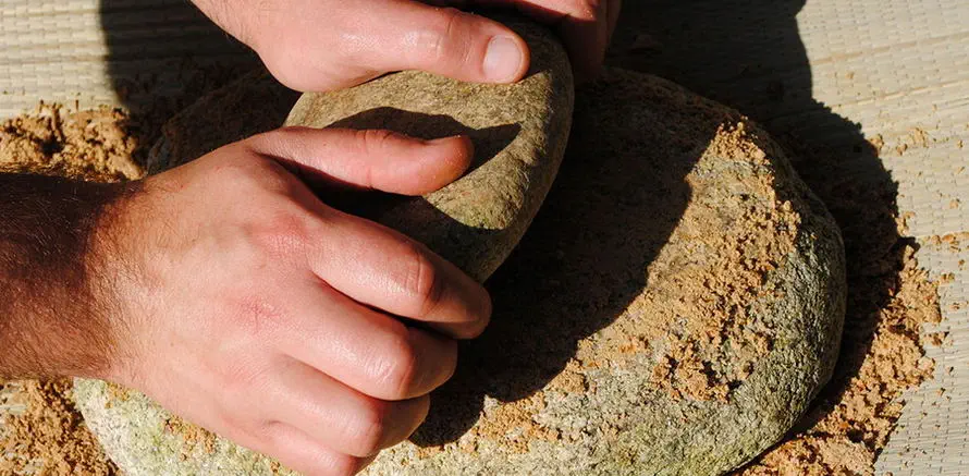 Prymitywne mielenie ziarna na chleb.