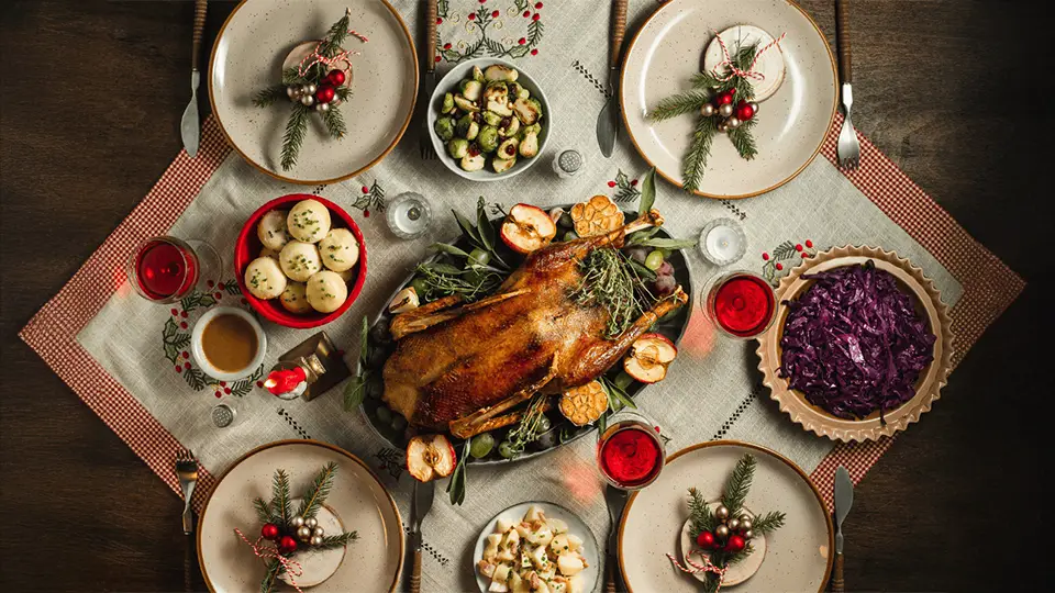 Boże Narodzenie w Niemczech. Stół świąteczny, tradycyjne jedzenie podczas niemieckich świąt.