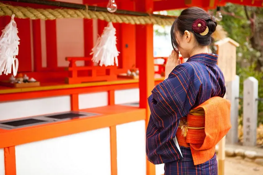 Kobieta w japońskiej świątyni