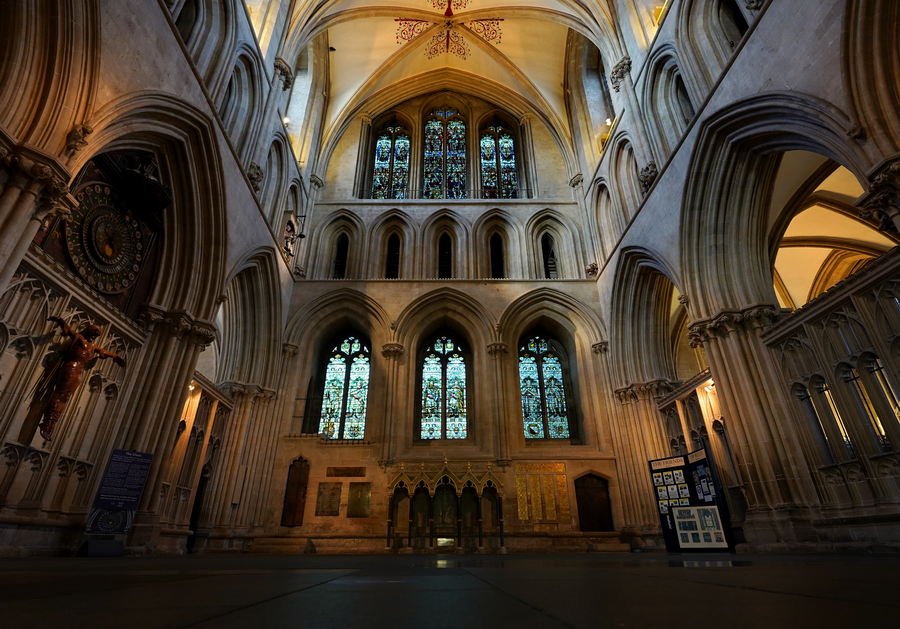 Katedra w Wells pełna jest kolorowych witraży, które w słoneczny dzień zalewają kościół przepięknym barwnym blaskiem