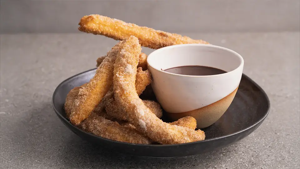 Tłusty czwartek w Hiszpanii. Churros z gorącą czekoladą