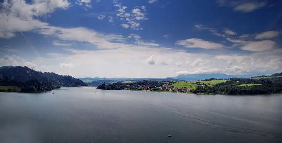 Zamek w Czorsztynie na wzniesieniu ponad jeziorem. Widok na wodę jeziora.