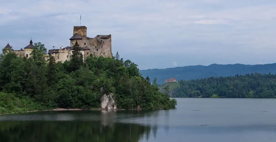 Zamek Czorsztyn na wzniesieniu ponad jeziorem