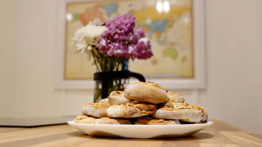 Przepis na cynamonki. Talerz pełen ciastek drożdżowych cynamonowych
