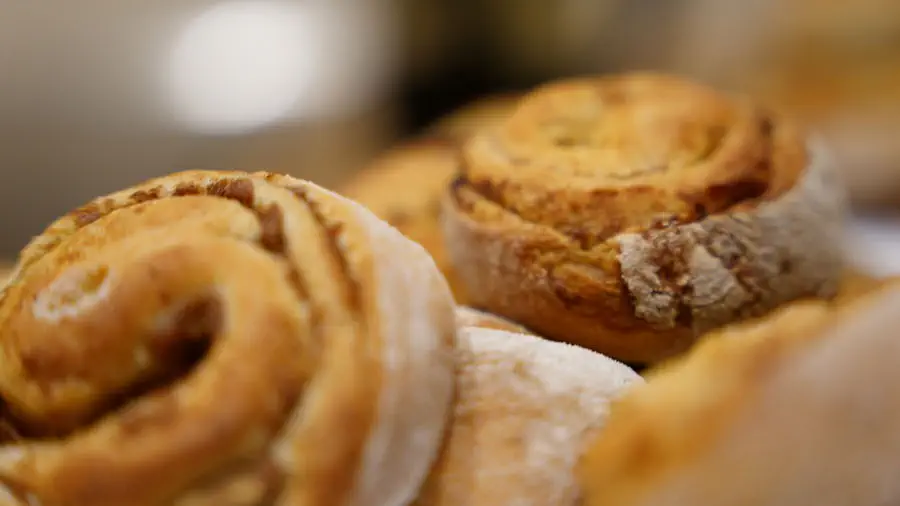 Przepis na cynamonki. Gotowe bułeczki cynamonowe