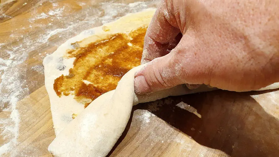 Przepis na cynamonki. Ciasto drożdżowe zwijane na cynamonki