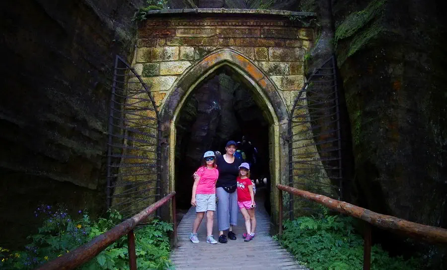 Gotycka brama do Skalnego Miasta Adrspach