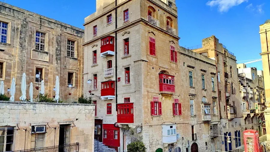 Wakacje na Malcie. Tradycyjne maltańskie balkoniki w pięknych kolorach