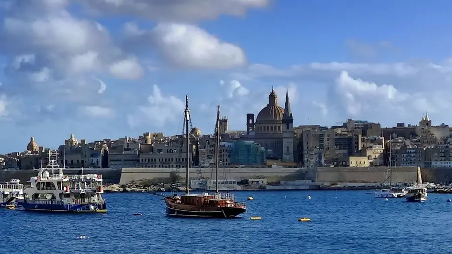 Wakacje na Malcie. Wyspa Gozo na Malcie. Łodzie w sennym porcie.