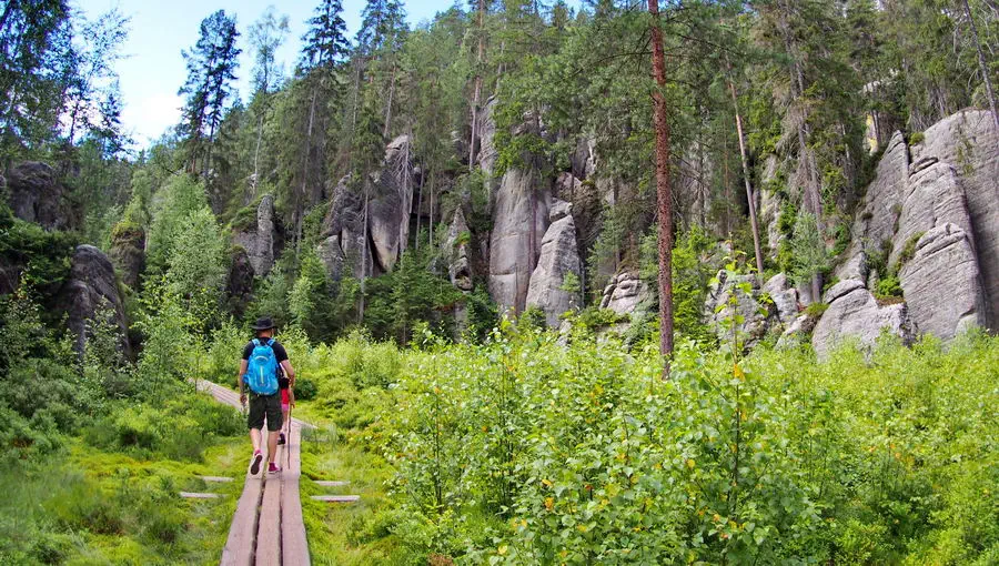 Jeden ze szlaków pieszych w Skalnym MIeście Adrsach