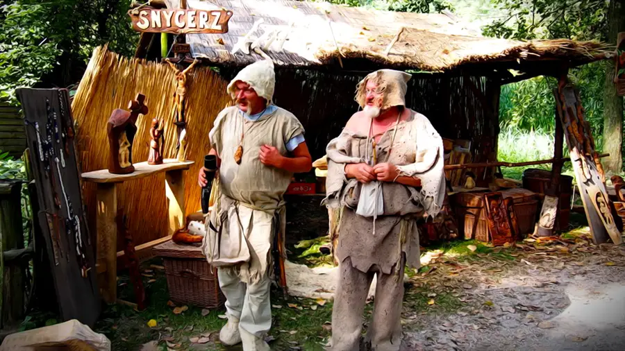 Dwaj opoje z festynu archeologicznego w Biskupinie