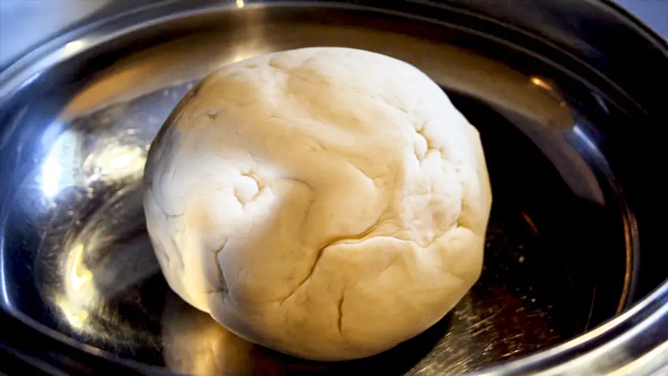 Wyrobione ciasto na pizzę