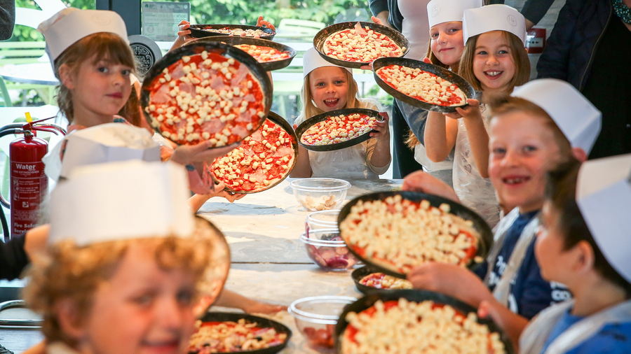 Dzieci z Włoch z pizzą