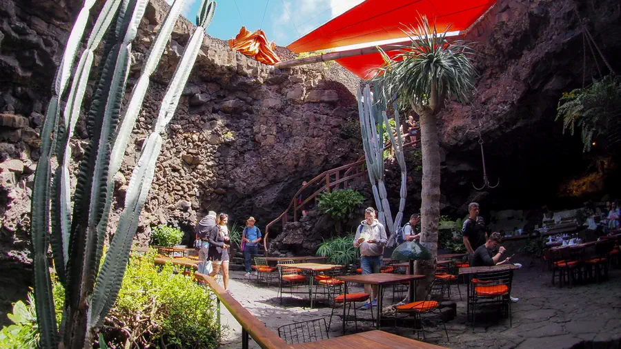 Jameos del Agua jaskinie na Lanzarote ośrodek turystyczny