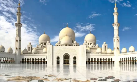 Wielki Meczet w Abu Zabi stolicy Zjednoczonych Emiratów Arabskich