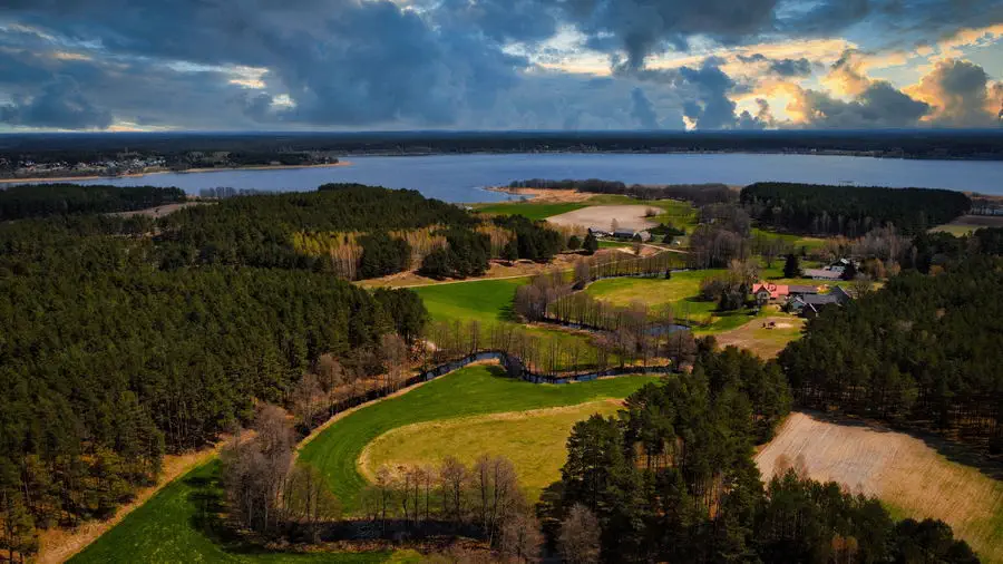 Kręta rzeka Chocina płynąca przez Zaborski Park Krajobrazowy
