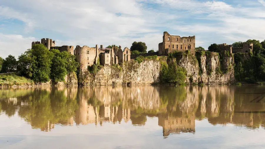 Widok na zamek Chepstow od strony rzeki.