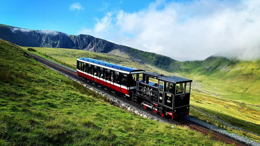 Góra Snowdon i Park Narodowy Snowdonia. Kolejka wąskotorowa.