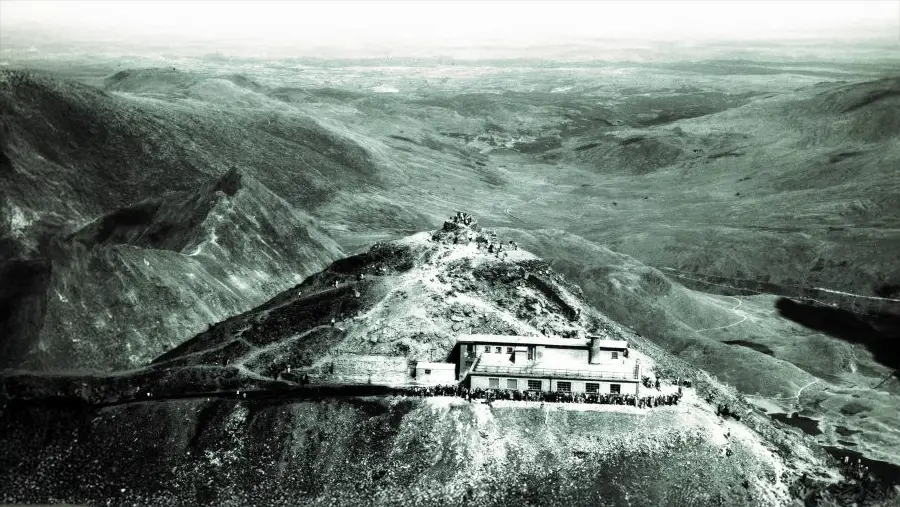 Góra Snowdon i Park Narodowy Snowdonia. Schronisko na szczycie góry. 