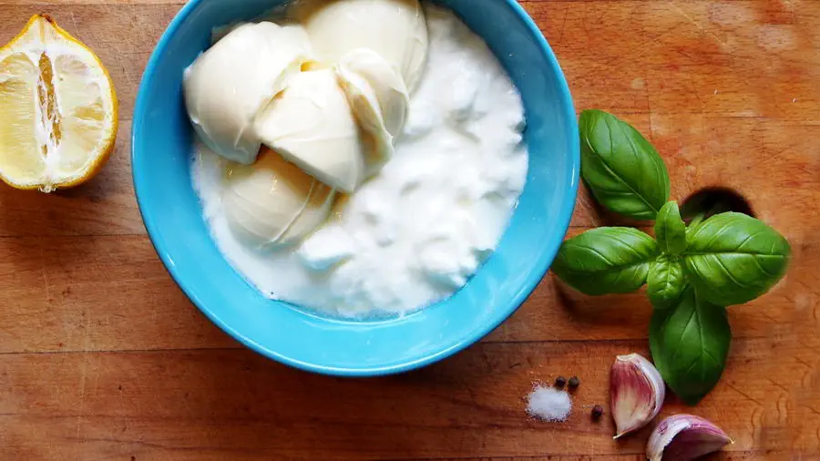 Składniki na sos czosnkowy.