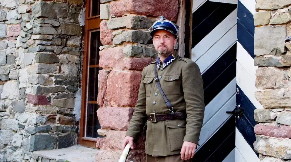 Srebrna Góra i Twierdza z Fortem Ostróg strażnik w stroju żołnierza