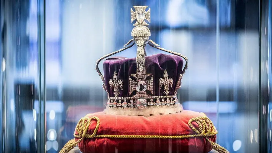 Diament Koh I Noor wpasowany w brytyjską koronę królewską