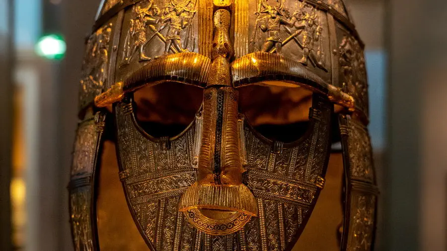 Hełm ze skarbu w Sutton Hoo w Brytyjskim Muzeum w Londynie