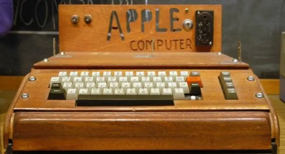 Muzeum Nauki w Londynie. Pierwszy komputer osobisty firmy Apple.