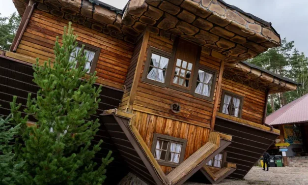 Szymbark na Kaszubach dom do góry nogami, skansen i muzeum