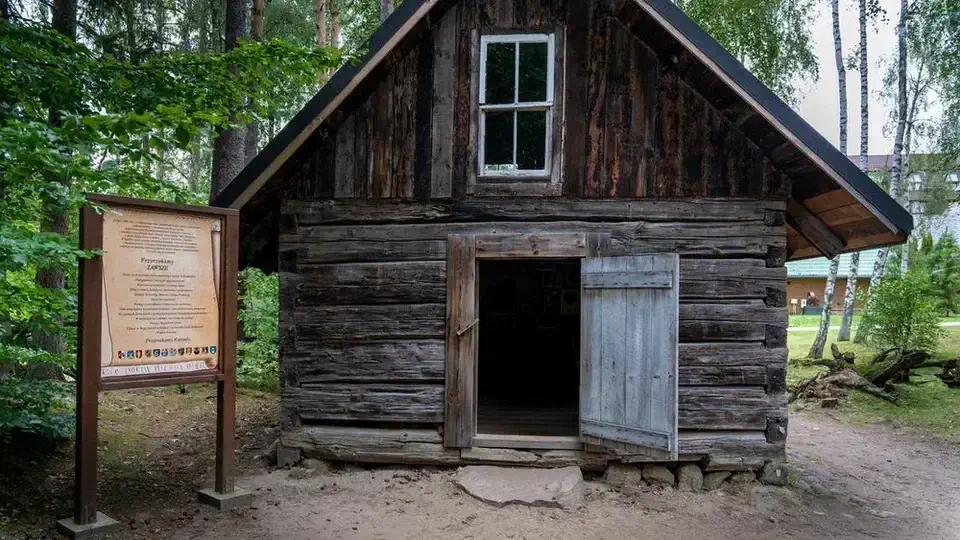 Szymbark na Kaszubach. Chata Kaszubów z Kanady.