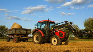 Traktor widłowy na polu