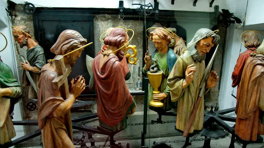 Zegar Astronomiczny Orloj. Wnętrze zegara w Pradze. Figury apostołów.