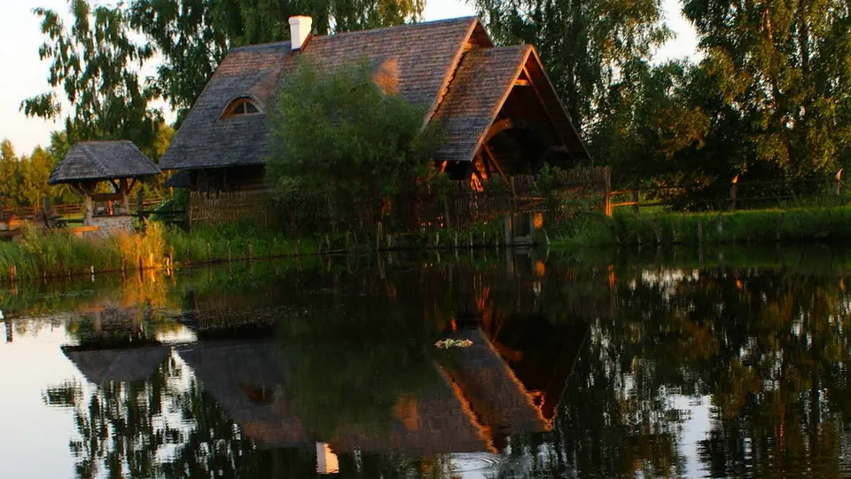 Młyn wodny na rzece.