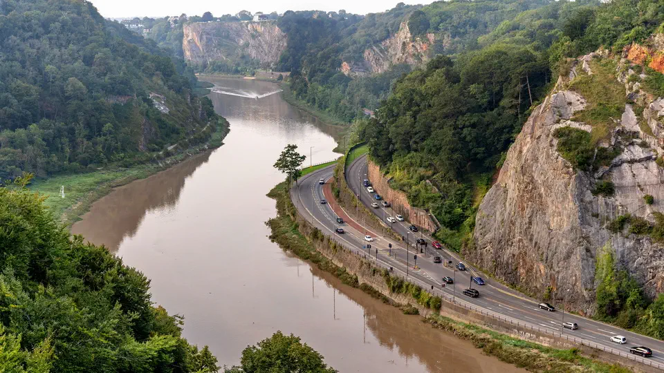 Rzeka Avon w Bristolu widok z mostu wiszącego Clifton Suspension Bridge.