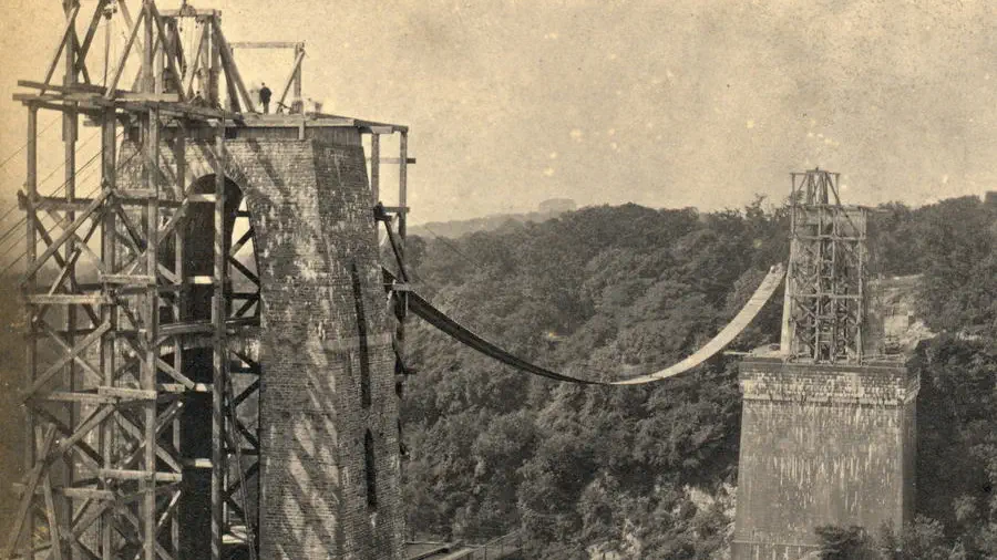 Clifton Bridge podczas budowy na starej fotografii.