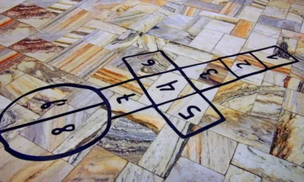 Gry i zabawy podwórkowe jak bawią się dzieci na dworze w Polsce i innych częściach świata