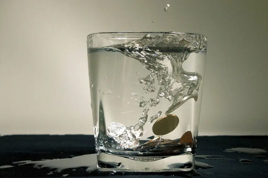 Monety w szklance wody