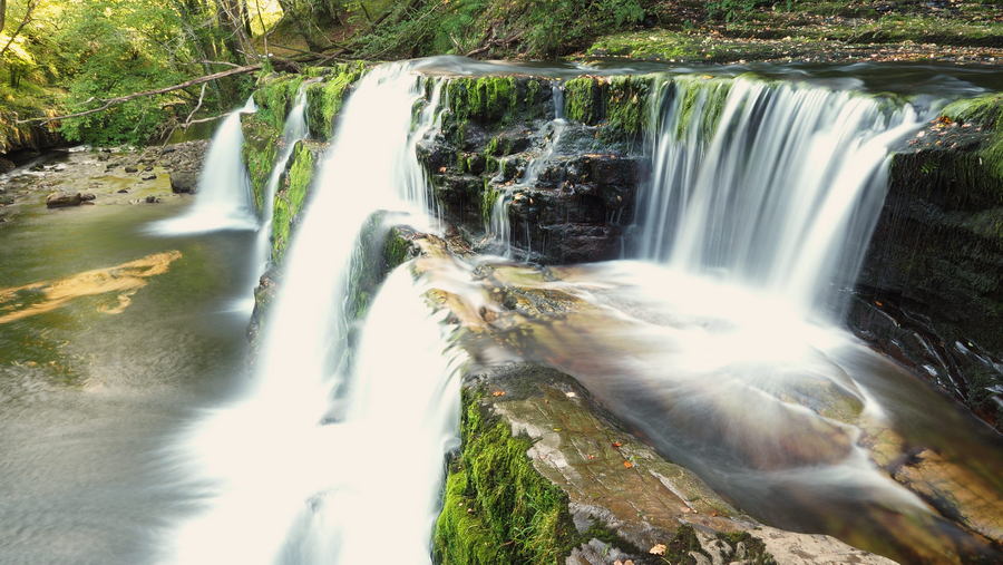 Wodospad Sgwd Isaf Clun-Gwyn w Parku Narodowym Brecon Beacons Walia