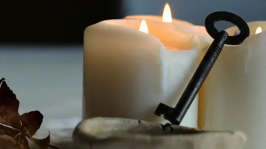 Wosk lany przez klucz do wody to znana i popularna wróżba