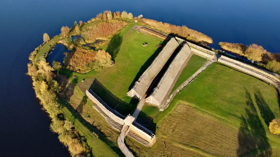 Biskupin widziany z lotu ptaka.