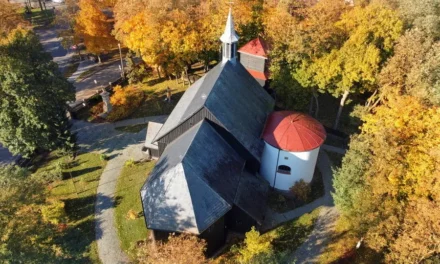 Kościół w Gąsawie drewniana perła architektury na Pałukach