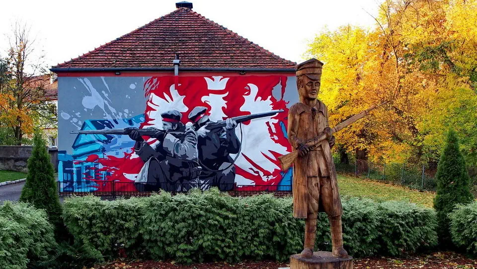 Pałuki i murale powstania wielkopolskiego.